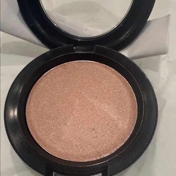 MAC Cosmetics Cream Colour Base - Shell - Picture 3 of 4